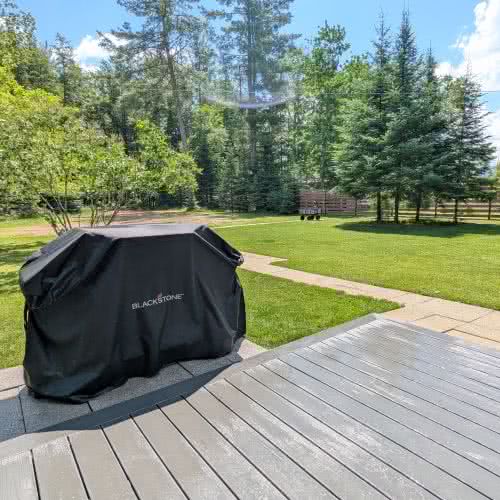 Nosso im&oacute;vel de temporada em Eagle River possui um amplo gramado, proporcionando uma &aacute;rea segura e divertida para as crian&ccedil;as brincarem ao ar livre junto ao lago.