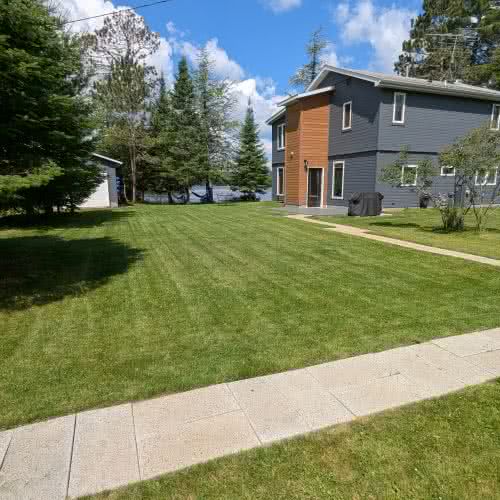 Aconchegante fogueira ao ar livre no Smile Awhile em Eagle River, WI, perfeita para assar marshmallows em fam&iacute;lia e curtir noites estreladas no norte do estado.