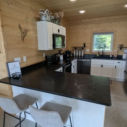 O restaurante Smile Awhile, em Eagle River, conta com amplas bancadas de granito e uma pia moderna, oferecendo muito espa&ccedil;o para preparar refei&ccedil;&otilde;es para toda a fam&iacute;lia.