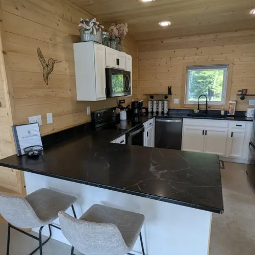 O restaurante Smile Awhile, em Eagle River, conta com amplas bancadas de granito e uma pia moderna, oferecendo muito espaço para preparar refeições para toda a família.