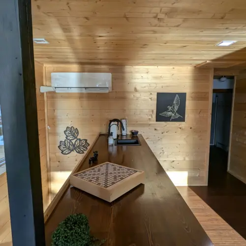 Wi-Fi de alta velocidade e espaço de trabalho dedicado no Smile Awhile, garantindo uma conexão confiável para trabalho remoto ou streaming no meio da floresta.