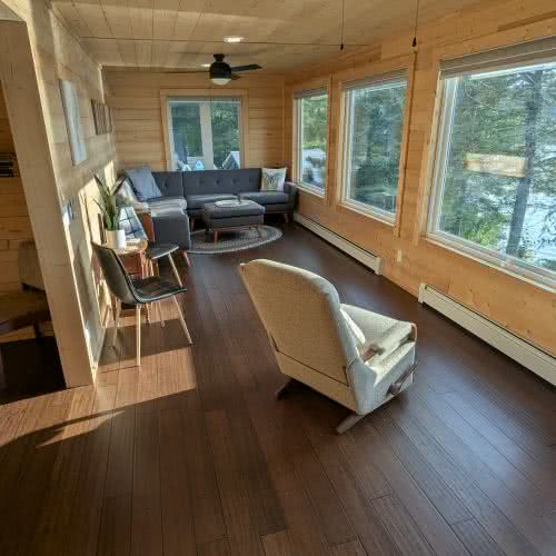 Nossa casa de aluguel em Eagle River possui uma espa&ccedil;osa entrada privativa com amplo espa&ccedil;o para v&aacute;rios ve&iacute;culos, reboques de barcos e ve&iacute;culos para transporte de motos de neve.