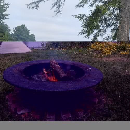 A exuberante paisagem do norte de Nova York em Smile Awhile, com pinheiros imponentes e trilhas naturais panor&acirc;micas, proporciona um retiro tranquilo na floresta.