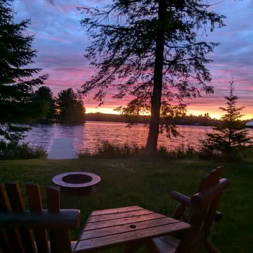 A &aacute;rea externa para churrasco e refei&ccedil;&otilde;es no Smile Awhile &eacute; ideal para churrascos de ver&atilde;o e refei&ccedil;&otilde;es em fam&iacute;lia, rodeada pela natureza e pinheiros altos.