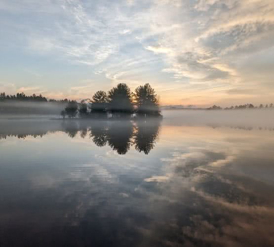 Propriedade totalmente cercada em nossa casa de aluguel &agrave; beira do lago, proporcionando um ambiente seguro e privado para as crian&ccedil;as brincarem e os h&oacute;spedes relaxarem em contato com a natureza.