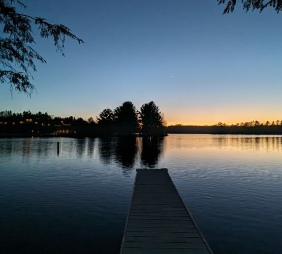 Propriedade totalmente cercada em nossa casa de aluguel &agrave; beira do lago, proporcionando um ambiente seguro e privado para as crian&ccedil;as brincarem e os h&oacute;spedes relaxarem em contato com a natureza.