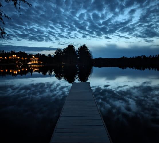 Propriedade totalmente cercada em nossa casa de aluguel &agrave; beira do lago, proporcionando um ambiente seguro e privado para as crian&ccedil;as brincarem e os h&oacute;spedes relaxarem em contato com a natureza.
